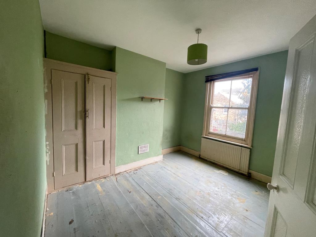 Lot: 47 - FOUR-BEDROOM HOUSE FOR IMPROVEMENT - Bedroom with window